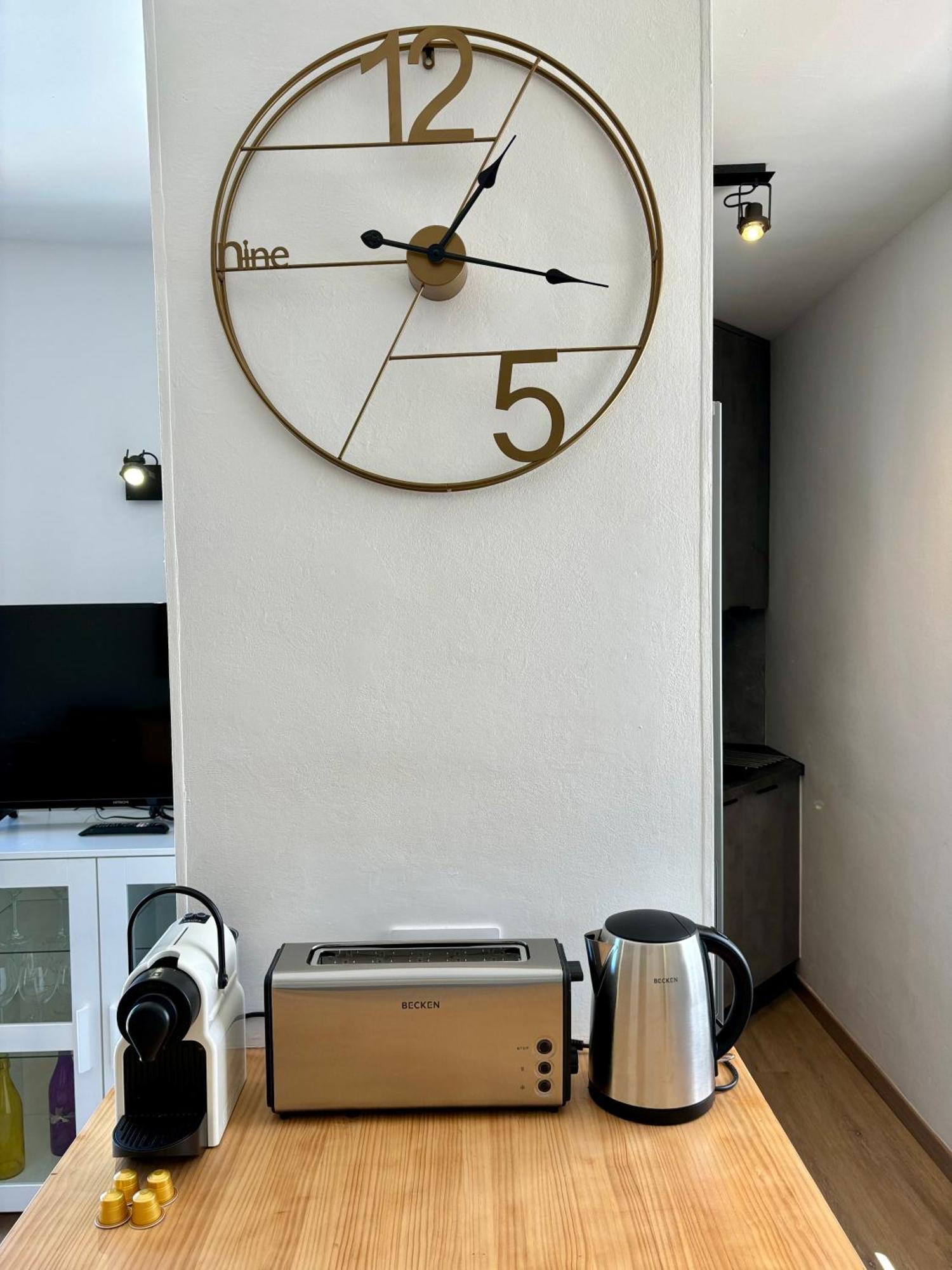 Victoria Apartment, Apartment *